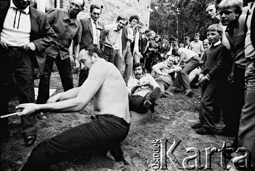 1982, Bobrowniki nad Prosną, pow. Ostrzeszów, woj. kaliskie, Polska.
Festyn.
Fot. Stanisław Kulawiak, zbiory Ośrodka KARTA