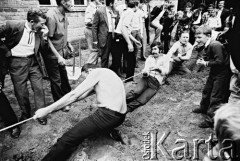 1982, Bobrowniki nad Prosną, pow. Ostrzeszów, woj. kaliskie, Polska.
Festyn.
Fot. Stanisław Kulawiak, zbiory Ośrodka KARTA