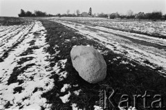 1977, Ostrzeszów, woj. kaliskie, Polska. 
Kamień na polu.
Fot. Stanisław Kulawiak, zbiory Ośrodka KARTA.