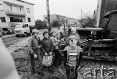 1977, Ostrzeszów, woj. kaliskie, Polska. 
Dzieci z ulicy BohaterówStalingradu.
Fot. Stanisław Kulawiak, zbiory Ośrodka KARTA.