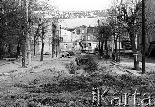 1978, Ostrzeszów, woj. kaliskie, Polska. 
Hasło propagandowe nad remontowaną ulicą Bohaterów Stalingradu.
Fot. Stanisław Kulawiak, zbiory Ośrodka KARTA.