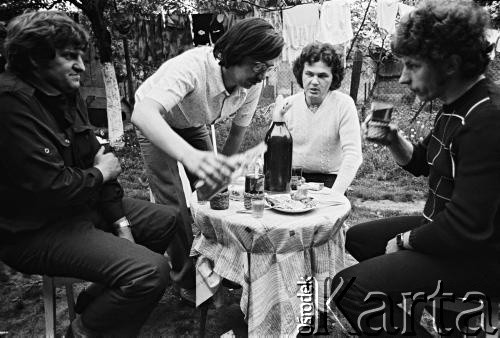 1980, Ostrzeszów, woj. kaliskie, Polska. 
W ogrodzie.
Fot. Stanisław Kulawiak, zbiory Ośrodka KARTA.