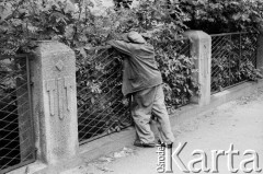 1984, Ostrzeszów, woj. kaliskie, Polska. 
Mężczyzna przy ogrodzeniu.
Fot. Stanisław Kulawiak, zbiory Ośrodka KARTA.