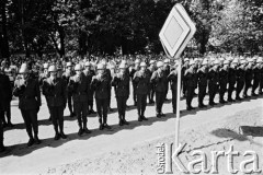 1984, Ostrzeszów, woj. kaliskie, Polska. 
Kompania honorowa podczas uroczystości odsłonięcia Pomnika Poległych Harcerzy.
Fot. Stanisław Kulawiak, zbiory Ośrodka KARTA.