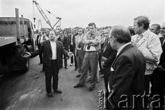 1985, Ostrzeszów, woj. kaliskie, Polska.
Uroczyste zebranie sprawozdawczo-wyborcze w Spółdzielni Transportu Wiejskiego, pokaz wyposażenia technicznego.
Fot. Stanisław Kulawiak, zbiory Ośrodka KARTA.