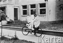 1990, Ostrzeszów, woj. kaliskie, Polska. 
Woźny ze Szkoły Podstawowej nr 2 z Orłem Białym.
Fot. Stanisław Kulawiak, zbiory Ośrodka KARTA.