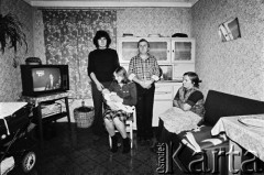 24.12.1979, Bobrowniki nad Prosną, pow. Ostrzeszów, woj. kaliskie, Polska.
Wigilia Bożego Narodzenia, Stanisław Kulawiak (stoi z lewej) z żoną Zofią (siedzi) i córką Agnieszką oraz Stanisław Piaskowski z matką Anną
Fot. Stanisław Kulawiak, zbiory Ośrodka KARTA.