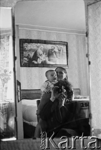 1980, Bobrowniki nad Prosną, pow. Ostrzeszów, woj. kaliskie, Polska.
Stanisław Kulawiak z żoną Zofią i córką Agnieszką.
Fot. Stanisław Kulawiak, zbiory Ośrodka KARTA.