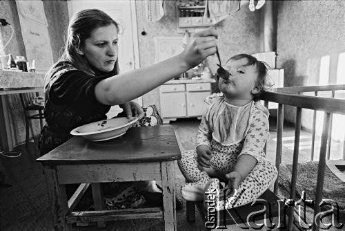 1980, Bobrowniki nad Prosną, pow. Ostrzeszów, woj. kaliskie, Polska.
Zofia Kulawiak karmiąca córkę Agnieszkę.
Fot. Stanisław Kulawiak, zbiory Ośrodka KARTA.