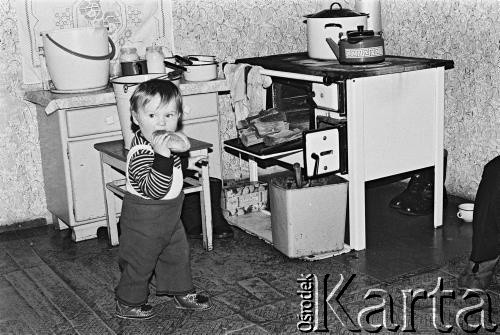 1981, Bobrowniki nad Prosną, pow. Ostrzeszów, woj. 
Córka Stanisława Kulawiaka - Agnieszka.
Fot. Stanisław Kulawiak, zbiory Ośrodka KARTA.