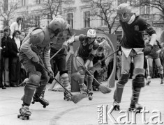 1977, Kraków, Polska.
Juwenalia, mecz hokeja na rynku.
Fot. Stanisław Kulawiak, zbiory Ośrodka KARTA.
