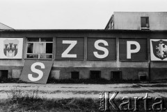 1977, Szczawnica, Polska.
Studencka Akcja Letnia. Tablica z napisem SZSP (Socjalistyczny Związek Studentów Polskich).
Fot. Stanisław Kulawiak, zbiory Ośrodka KARTA.