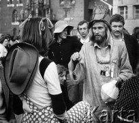 1978, Kraków, Polska.
Juwenalia, studenci na Rynku Głównym.
Fot. Stanisław Kulawiak, zbiory Ośrodka KARTA.
