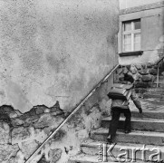 Luty 1977, Bystrzyca Kłodzka, woj. wałbrzyskie, Polska.
Dziecko z tornisterm wchodzące po schodach.
Fot. Stanisław Kulawiak, zbiory Ośrodka KARTA