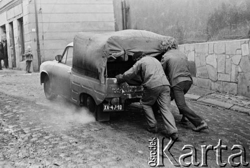 Luty 1977, Bystrzyca Kłodzka, woj. wałbrzyskie, Polska.
Mężczyźni pchają samochód.
Fot. Stanisław Kulawiak, zbiory Ośrodka KARTA