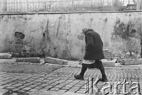 Luty 1977, Bystrzyca Kłodzka, woj. wałbrzyskie, Polska.
Starsza kobieta idąca ulicą.
Fot. Stanisław Kulawiak, zbiory Ośrodka KARTA