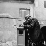 1976, Kraków, Polska.
Skrzypek uliczny na podwórku klubu studenckiego Pod Jaszczurami.
Fot. Stanisław Kulawiak, zbiory Ośrodka KARTA.