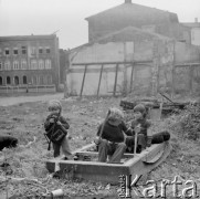 1978, Kraków - Kazimierz, Polska.
Bawiące się dzieci.
Fot. Stanisław Kulawiak, zbiory Ośrodka KARTA.