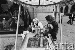 1978, Kraków, Polska.
Saturator na Rynku Głównym.
Fot. Stanisław Kulawiak, zbiory Ośrodka KARTA.