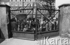 1980, Kraków, Polska.
Kolejka do sklepu z meblami.
Fot. Stanisław Kulawiak, zbiory Ośrodka KARTA.