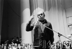 1981, Kraków, Polska.
Spotkanie z Jackiem Kuroniem w Filharmonii Krakowskiej.
Fot. Stanisław Kulawiak, zbiory Ośrodka KARTA.