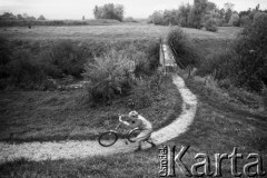 1988, Kraków - Nowa Huta, Polska.
Kobieta z rowerem.
Fot. Stanisław Kulawiak, zbiory Ośrodka KARTA.