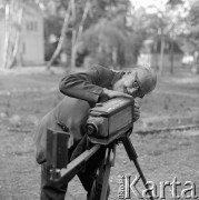 1976, Mielno, Polska.
Fotograf uliczny wykonujący zdjęcie pamiątkowe metodą papierowy negatyw - papierowy pozytyw.
Fot. Stanisław Kulawiak, zbiory Ośrodka KARTA.