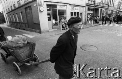 1978, Darłowo, Polska.
Starszy mężczyzna ciągnący wózek.
Fot. Stanisław Kulawiak, zbiory Ośrodka KARTA.