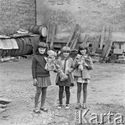 1978, Tarnobrzeg, Polska.
Dziewczynki z zabawkami.
Fot. Stanisław Kulawiak, zbiory Ośrodka KARTA.