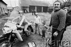 1979, Wygoda Plugawska koło Ostrzeszowa, Polska.
Chrzciny Lidii Fras, córki  Stanisławy i Franciszka Frasów.
Fot. Stanisław Kulawiak, zbiory Ośrodka KARTA.