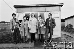 1982, Kuźnica Bobrowska, Polska.
Załoga skupu lnu. 
Fot. Stanisław Kulawiak, zbiory Ośrodka KARTA.