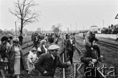 1987, Grabów nad Prosną, Polska.
Wyścigu Pokoju, etap Oleśnica-Łódź, prowadzący przez miasto. Mieszkańcy przechodzą przez tory, żeby obejrzeć wyścig.
Fot. Stanisław Kulawiak, zbiory Ośrodka KARTA.