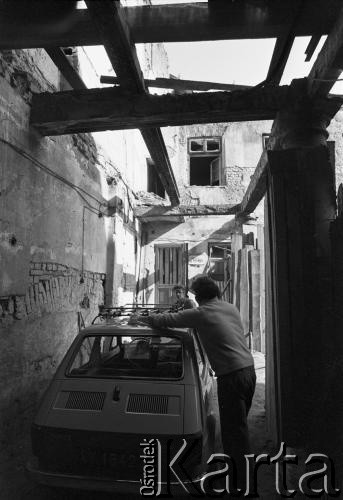1978, Kraków, Polska.
Zrujnowane podwórza przyrynkowych kamienic (fragment wystawy Grupy SEM - Moje miasto Kraków - Akcja Rynek).
Fot. Stanisław Kulawiak, zbiory Ośrodka KARTA.