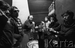 1978, Kraków, Polska.
Klub Pod Jaszczurami, dyskusja po wernisażu wystawy fotografii. Od lewej: Stefan Zbadyński, Jacek Szmuc, Zbigniew Bzdak, NN, Adam Rzepecki, Jadwiga Rubis.
Fot. Stanisław Kulawiak, zbiory Ośrodka KARTA.