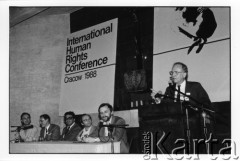 25–28.08.1988, Kraków, Polska.
Międzynarodowa Konferencja Praw Człowieka, odbywająca się w kościele św. Maksymiliana Marii Kolbego w Mistrzejowicach. 2. z lewej Zbigniew Romaszewski.
Fot. Stanisław Kulawiak, zbiory Ośrodka KARTA



