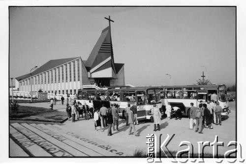 25–28.08.1988, Kraków, Polska.
Międzynarodowa Konferencja Praw Człowieka. Autokary przed kościołem św. Maksymiliana Marii Kolbego.
Fot. Stanisław Kulawiak, zbiory Ośrodka KARTA