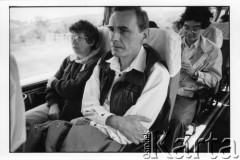 28.08.1988, Polska.
Uczestnicy Międzynarodowej Konferencji Praw Człowieka w drodze do Oświęcimia. Na pierwszym planie Zbigniew Romaszewski, obok rosyjska poetka i dysydentka Natalia Gorbaniewska.
Fot. Stanisław Kulawiak, zbiory Ośrodka KARTA