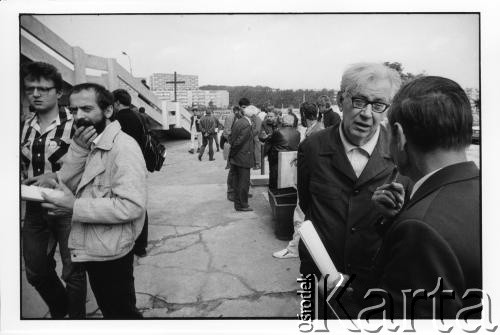 25–28.08.1988, Kraków, Polska.
Uczestnicy Międzynarodowej Konferencji Praw Człowieka przed kościołem św. Maksymiliana Marii Kolbego.
Fot. Stanisław Kulawiak, zbiory Ośrodka KARTA