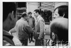 25–28.08.1988, Kraków, Polska.
Uczestnicy Międzynarodowej Konferencji Praw Człowieka przed kościołem św. Maksymiliana Marii Kolbego. W środku Jacek Kuroń.
Fot. Stanisław Kulawiak, zbiory Ośrodka KARTA