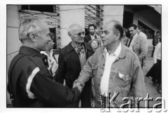 25–28.08.1988, Kraków, Polska.
Uczestnicy Międzynarodowej Konferencji Praw Człowieka przed kościołem św. Maksymiliana Marii Kolbego. Na pierwszym planie Jan Lityński i Jacek Kuroń.
Fot. Stanisław Kulawiak, zbiory Ośrodka KARTA