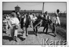 28.08.1988, Oświęcim, Polska.
Uczestnicy Międzynarodowej Konferencji Praw Człowieka, odbywającej się w dniach: 25-28 sierpnia 1988 roku w Krakowie, na terenie KL Auschwitz Birkenau. Z prawej Jan Maria Rokita i Zbigniew Romaszewski.
Fot. Stanisław Kulawiak, zbiory Ośrodka KARTA