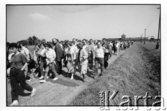 28.08.1988, Oświęcim, Polska.
Uczestnicy Międzynarodowej Konferencji Praw Człowieka, odbywającej się w dniach: 25-28 sierpnia 1988 roku, na terenie KL Auschwitz Birkenau.
Fot. Stanisław Kulawiak, zbiory Ośrodka KARTA