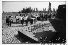 28.08.1988, Oświęcim, Polska.
Uczestnicy Międzynarodowej Konferencji Praw Człowieka, odbywającej się w dniach: 25-28 sierpnia 1988 roku, na terenie KL Auschwitz Birkenau. Złożenie wieńca przed Międzynarodowym Pomnikiem Ofiar Obozu.
Fot. Stanisław Kulawiak, zbiory Ośrodka KARTA