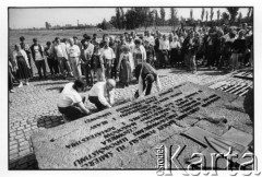 28.08.1988, Oświęcim, Polska.
Uczestnicy Międzynarodowej Konferencji Praw Człowieka, odbywającej się w dniach: 25-28 sierpnia 1988 roku, na terenie KL Auschwitz Birkenau. Złożenie wieńca przed Międzynarodowym Pomnikiem Ofiar Obozu.
Fot. Stanisław Kulawiak, zbiory Ośrodka KARTA