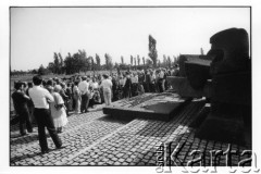 28.08.1988, Oświęcim, Polska.
Uczestnicy Międzynarodowej Konferencji Praw Człowieka, odbywającej się w dniach: 25-28 sierpnia 1988 roku, na terenie KL Auschwitz Birkenau. Złożenie wieńca przed Międzynarodowym Pomnikiem Ofiar Obozu.
Fot. Stanisław Kulawiak, zbiory Ośrodka KARTA