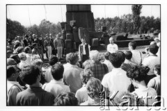 28.08.1988, Oświęcim, Polska.
Uczestnicy Międzynarodowej Konferencji Praw Człowieka, odbywającej się w dniach: 25-28 sierpnia 1988 roku, na terenie KL Auschwitz Birkenau. Złożenie wieńca przed Międzynarodowym Pomnikiem Ofiar Obozu. W środku stoi Zbigniew Romaszewski.
Fot. Stanisław Kulawiak, zbiory Ośrodka KARTA