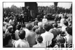 28.08.1988, Oświęcim, Polska.
Uczestnicy Międzynarodowej Konferencji Praw Człowieka, odbywającej się w dniach: 25-28 sierpnia 1988 roku, na terenie KL Auschwitz Birkenau. Złożenie wieńca przed Międzynarodowym Pomnikiem Ofiar Obozu. W środku rosyjska poetka i dysydentka Natalia Gorbaniewska.
Fot. Stanisław Kulawiak, zbiory Ośrodka KARTA