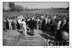 28.08.1988, Oświęcim, Polska.
Uczestnicy Międzynarodowej Konferencji Praw Człowieka, odbywającej się w dniach: 25-28 sierpnia 1988 roku, na terenie KL Auschwitz Birkenau. Złożenie wieńca przed Międzynarodowym Pomnikiem Ofiar Obozu.
Fot. Stanisław Kulawiak, zbiory Ośrodka KARTA