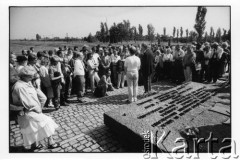 28.08.1988, Oświęcim, Polska.
Uczestnicy Międzynarodowej Konferencji Praw Człowieka, odbywającej się w dniach: 25-28 sierpnia 1988 roku, na terenie KL Auschwitz Birkenau. Złożenie wieńca przed Międzynarodowym Pomnikiem Ofiar Obozu.
Fot. Stanisław Kulawiak, zbiory Ośrodka KARTA