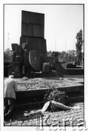 28.08.1988, Oświęcim, Polska.
Międzynarodowy Pomnik Ofiar Obozu. Zdjęcie wykonane podczas wizyty uczestników Międzynarodowej Konferencji Praw Człowieka, odbywającej się w dniach: 25-28 sierpnia 1988 roku, na terenie KL Auschwitz Birkenau.
Fot. Stanisław Kulawiak, zbiory Ośrodka KARTA